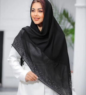 روسری درختی جت بلک مشکی نگین دار برند Valentino سایز ۱۴۰×۱۴۰